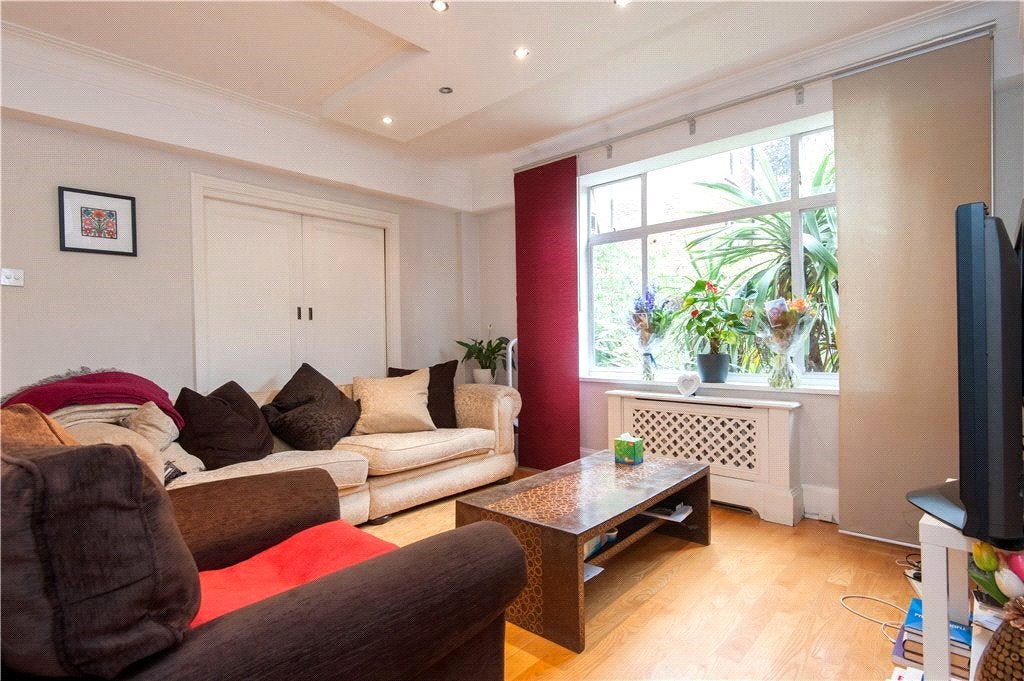 Flat Wellesley Road in Greater London