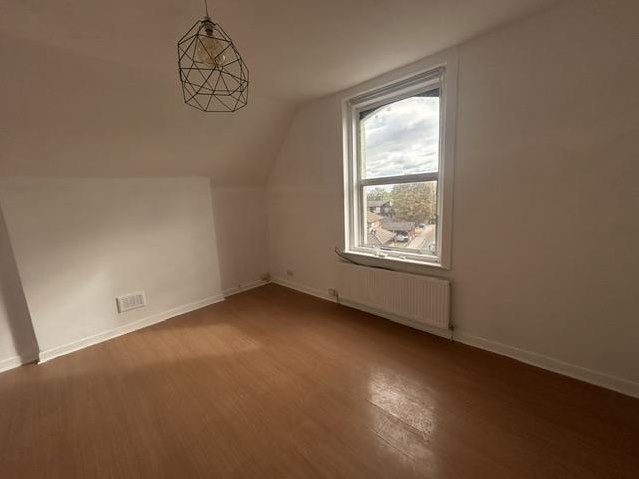 Flat Selhurst Road in Greater London