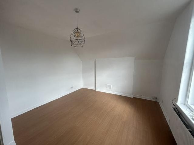 Flat Selhurst Road in Greater London