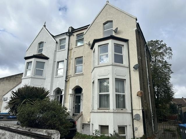 Flat Selhurst Road in Greater London