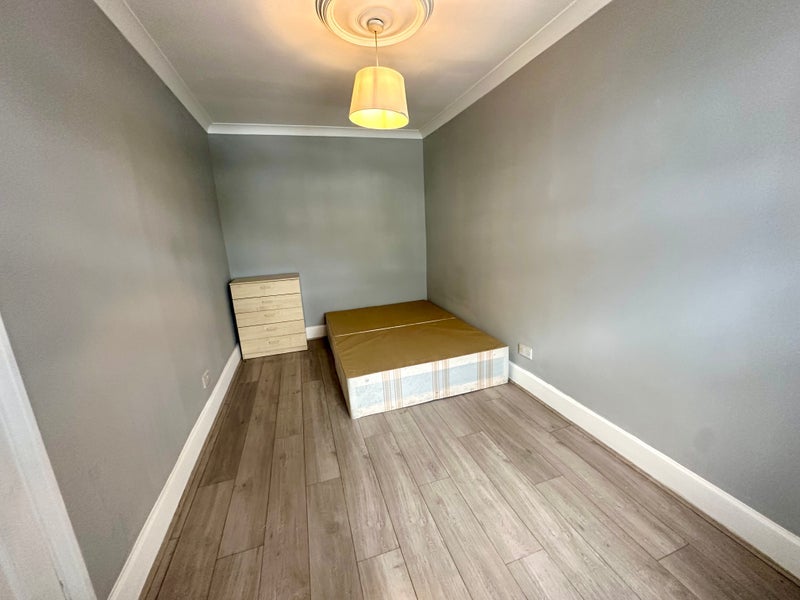 Room Ewart Grove in Greater London
