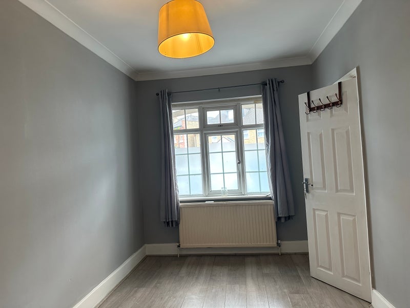 Room Ewart Grove in Greater London