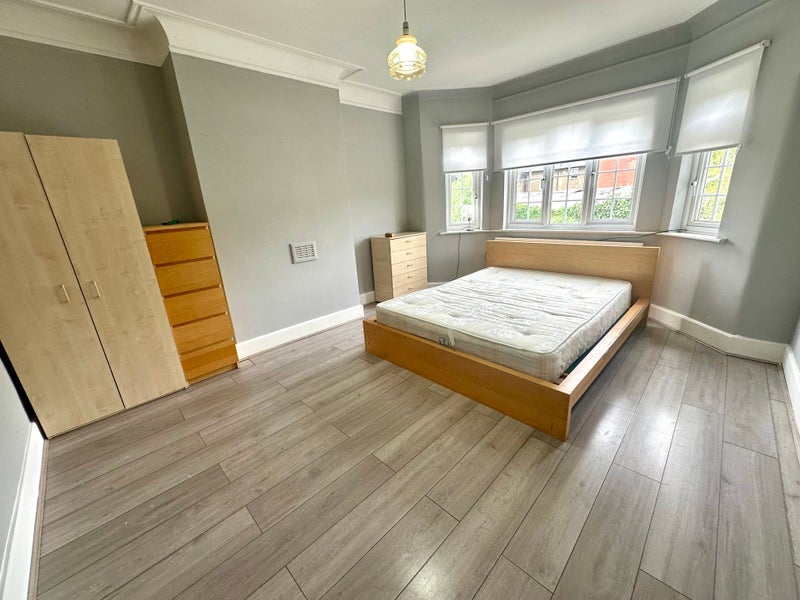 Room Ewart Grove in Greater London