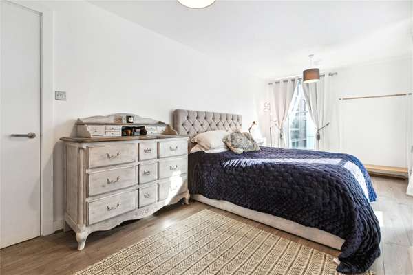 Flat Hardwicks Square in Greater London