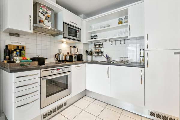 Flat Hardwicks Square in Greater London