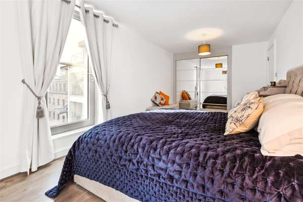 Flat Hardwicks Square in Greater London