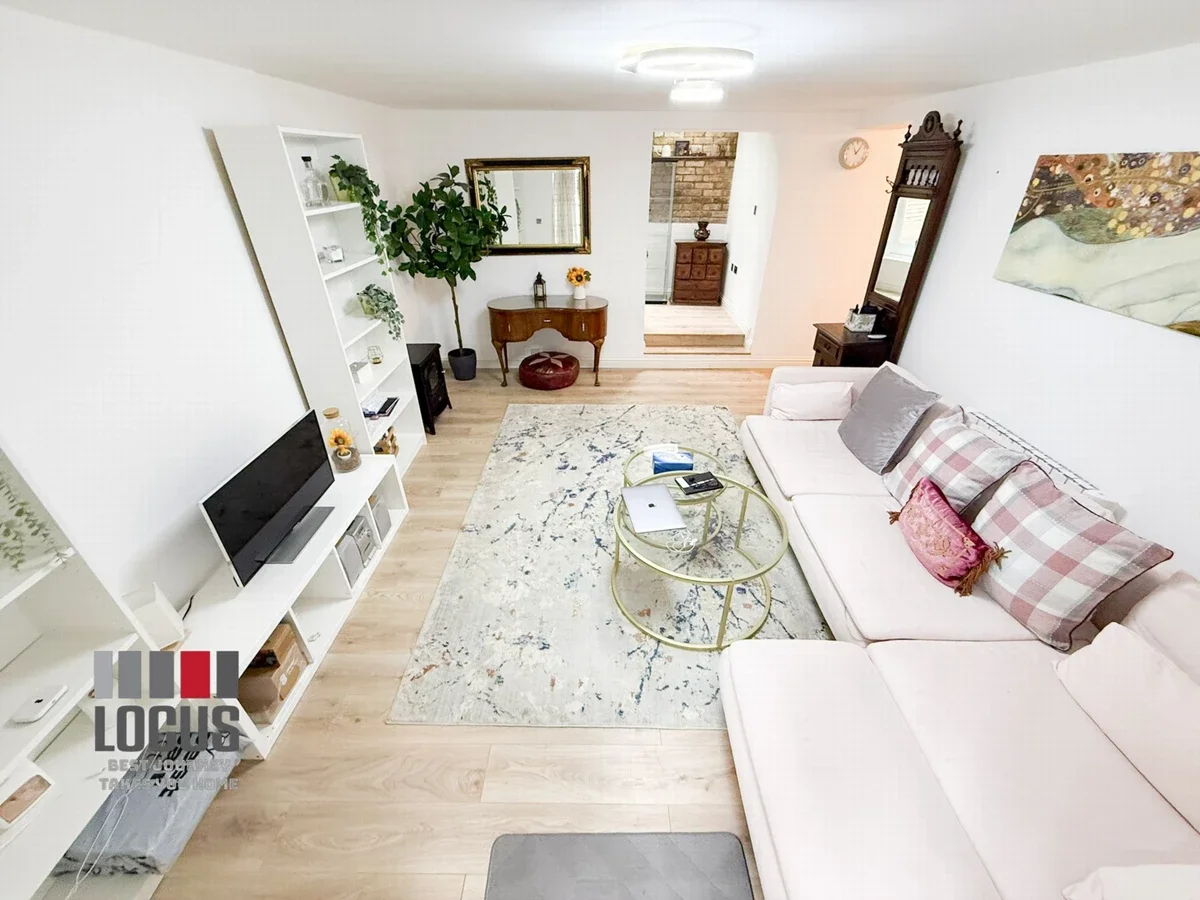 Flat Shepperton Road in Greater London