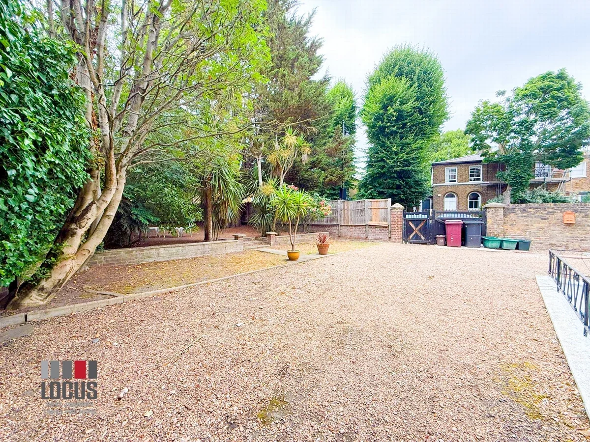 Flat Shepperton Road in Greater London