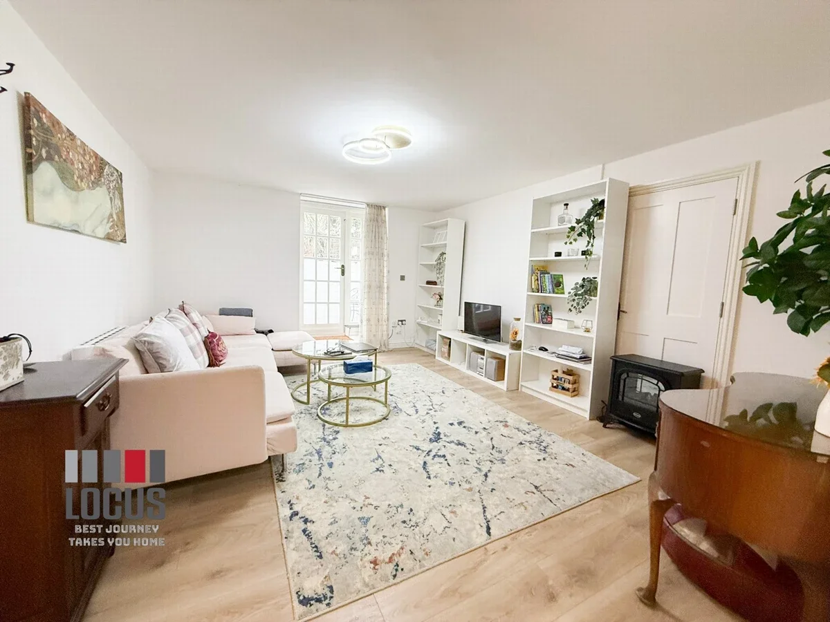 Flat Shepperton Road in Greater London