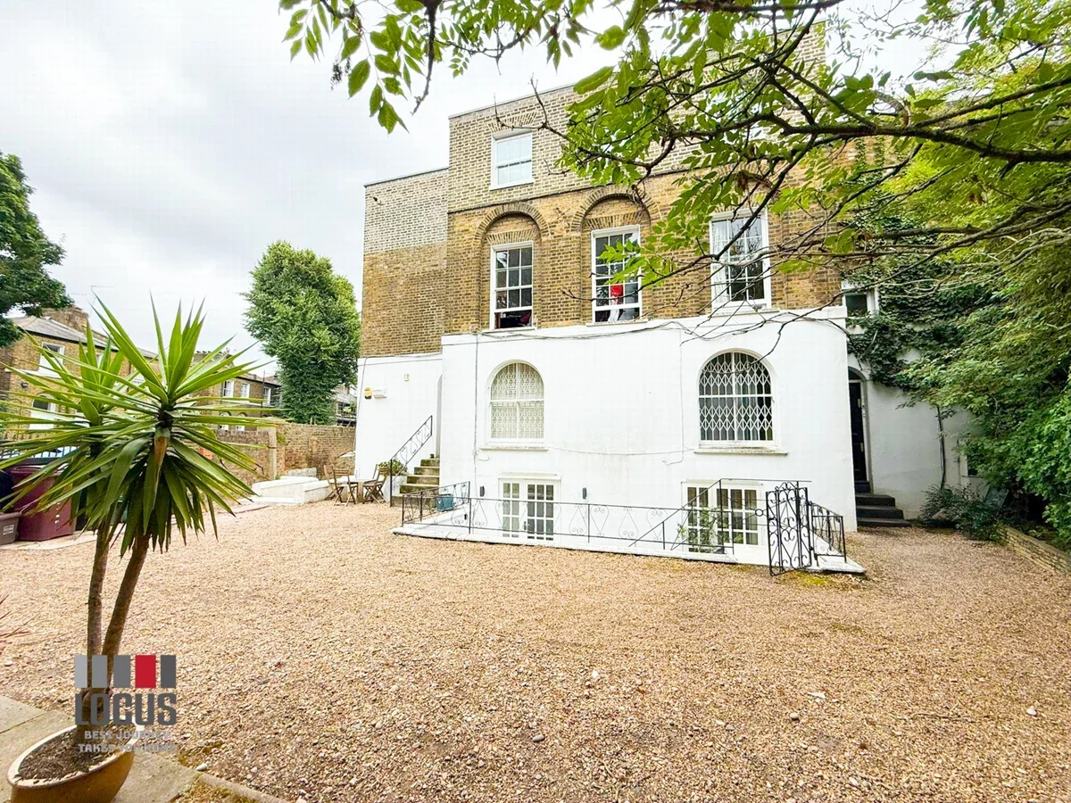 Flat Shepperton Road in Greater London