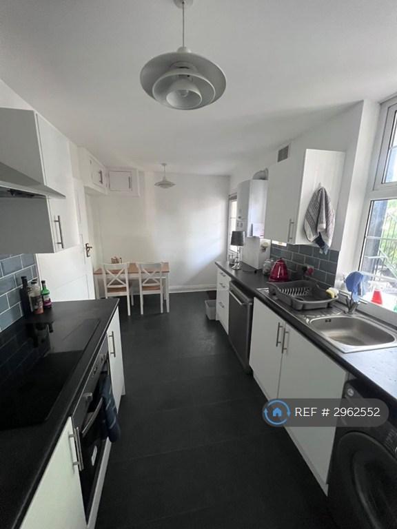 Flat Eagle Lane in Greater London