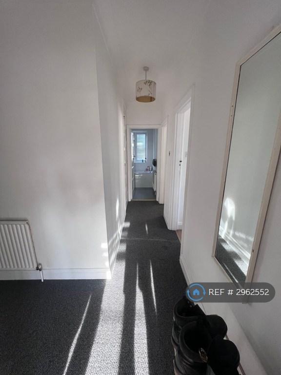 Flat Eagle Lane in Greater London