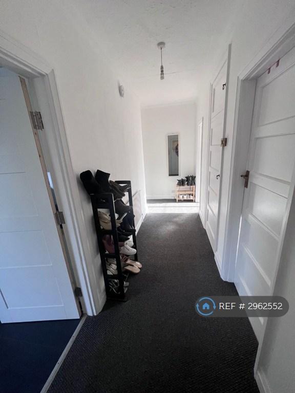 Flat Eagle Lane in Greater London