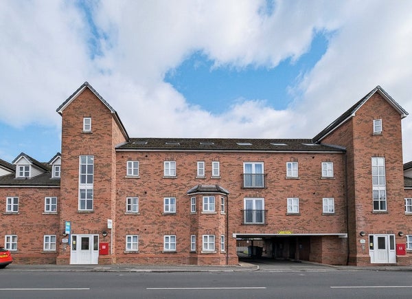 Flat Kenyon Lane in Manchester
