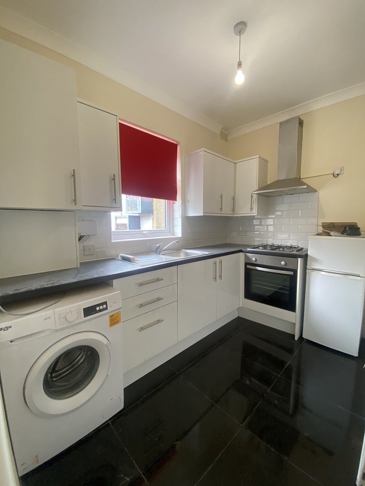 Flat Burdett Road in Greater London