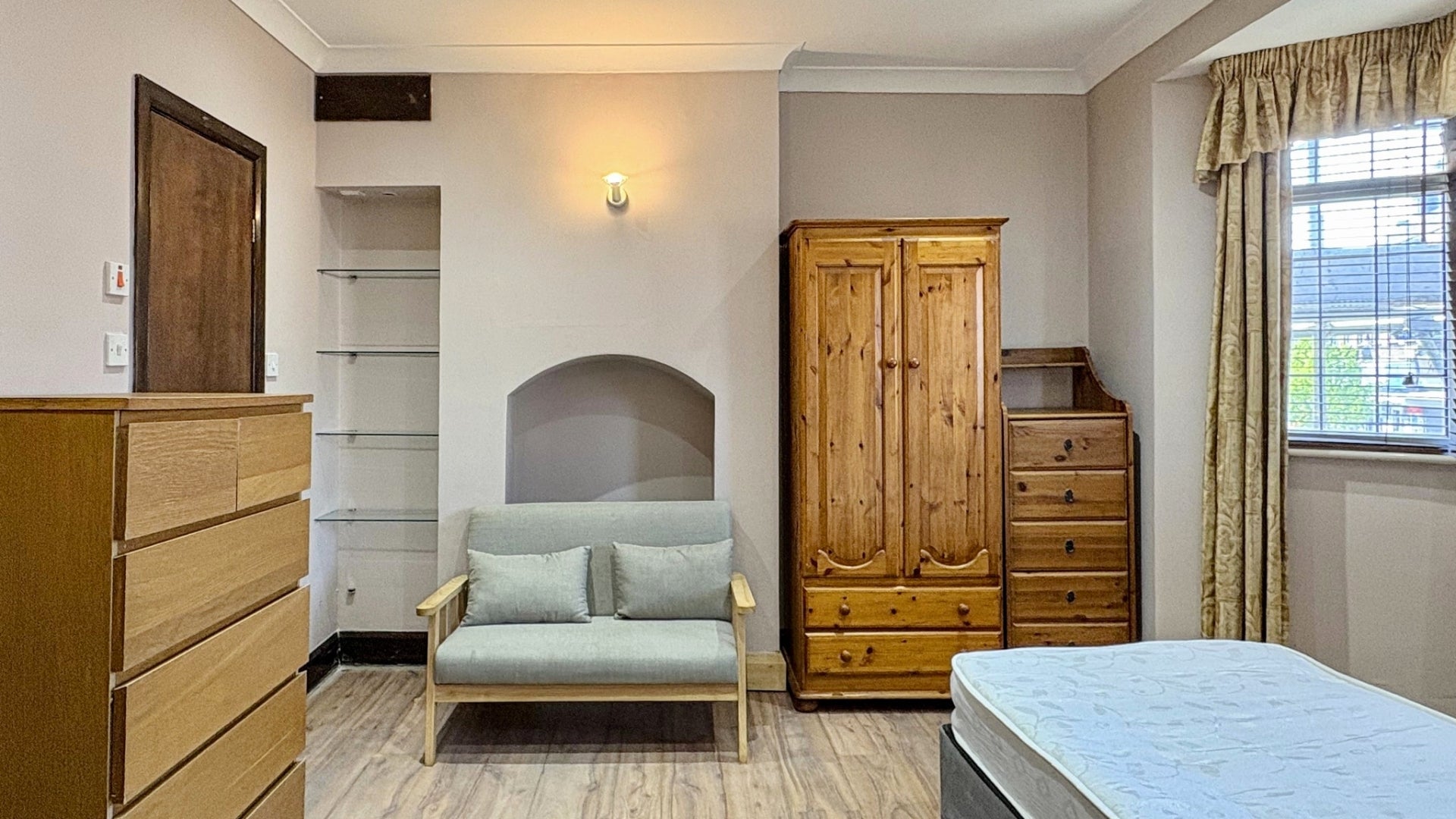 Flat Gunnersbury Lane in Greater London