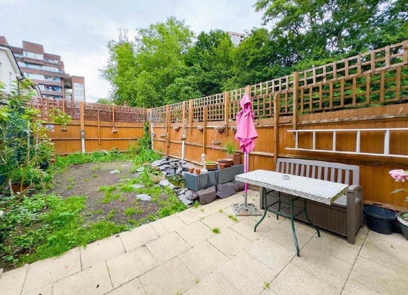 House Sapphire Road in Greater London
