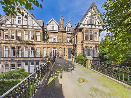 Flat Clarence Drive in Harrogate