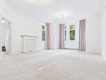 Flat Clarence Drive in Harrogate