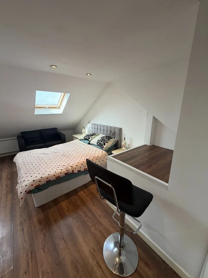 Room Pavement Mews in Greater London