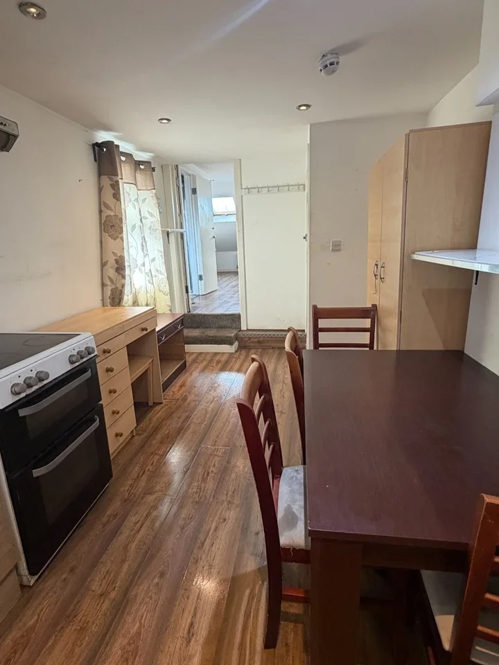 Room Pavement Mews in Greater London