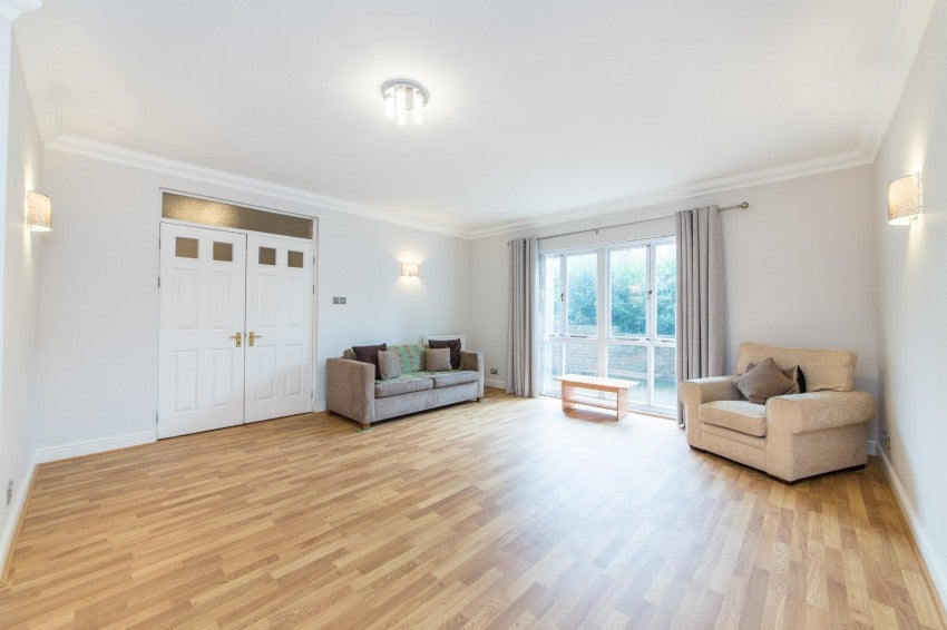 Flat Belsize Grove in Greater London