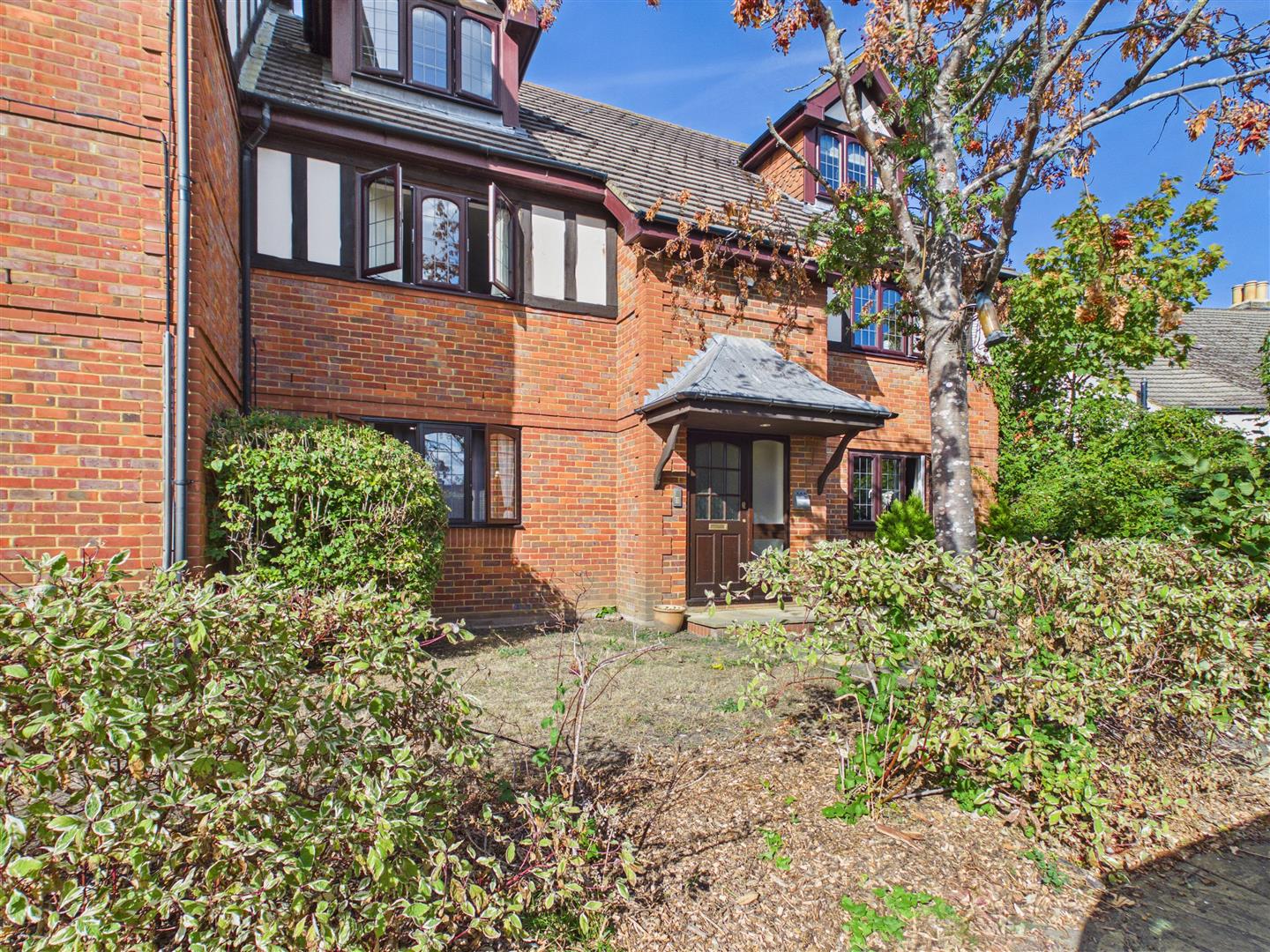Flat St Peters Court in Elmbridge