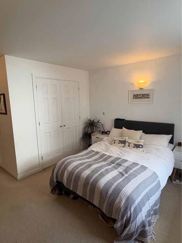 Room Deanery Road in Bristol