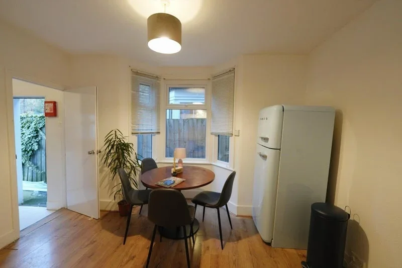 Room Crooke Road in Greater London