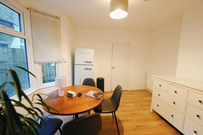 Room Crooke Road in Greater London