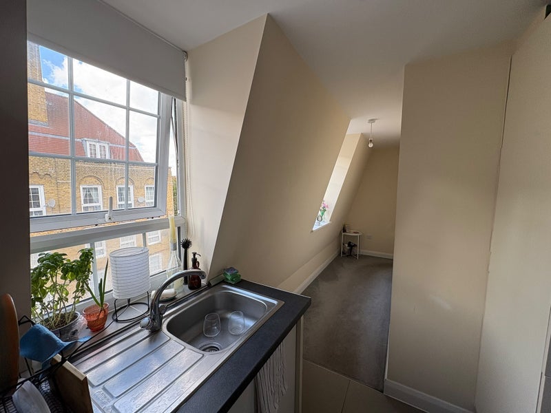Room Wapping Lane in Greater London