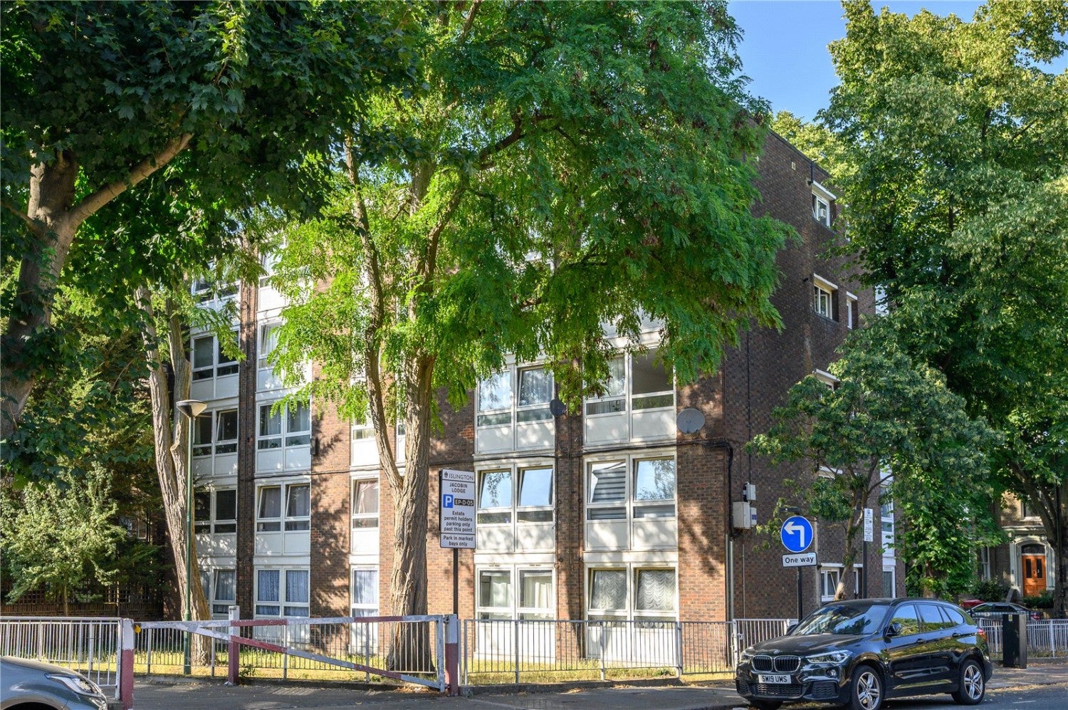 Flat Hillmarton Road in Greater London