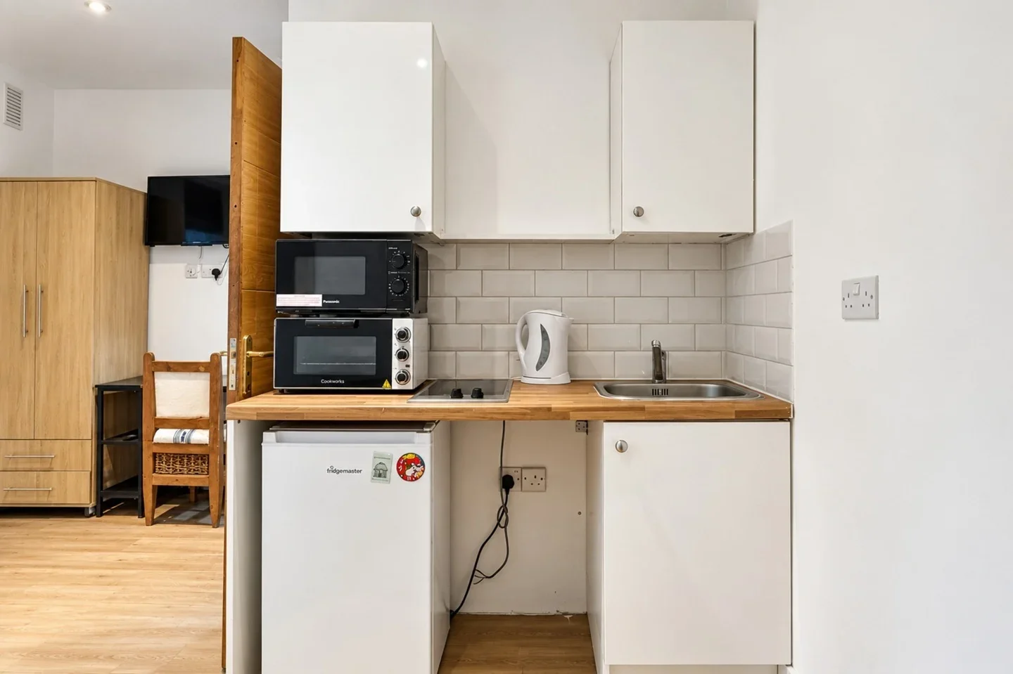 Flat Kempsford Gardens in Greater London