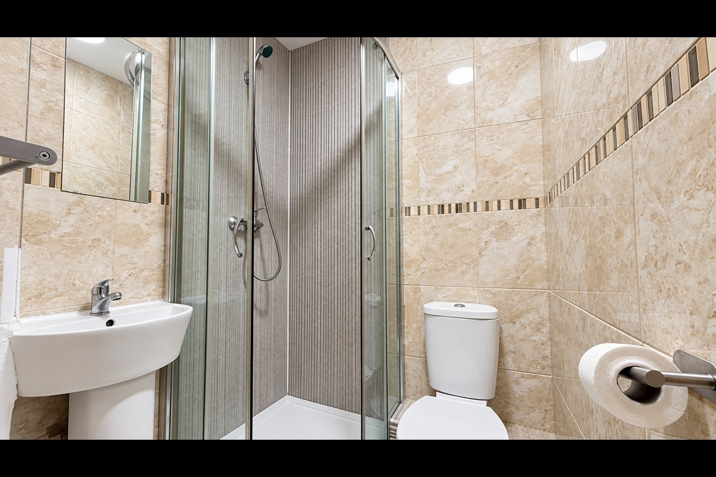 Flat Kempsford Gardens in Greater London