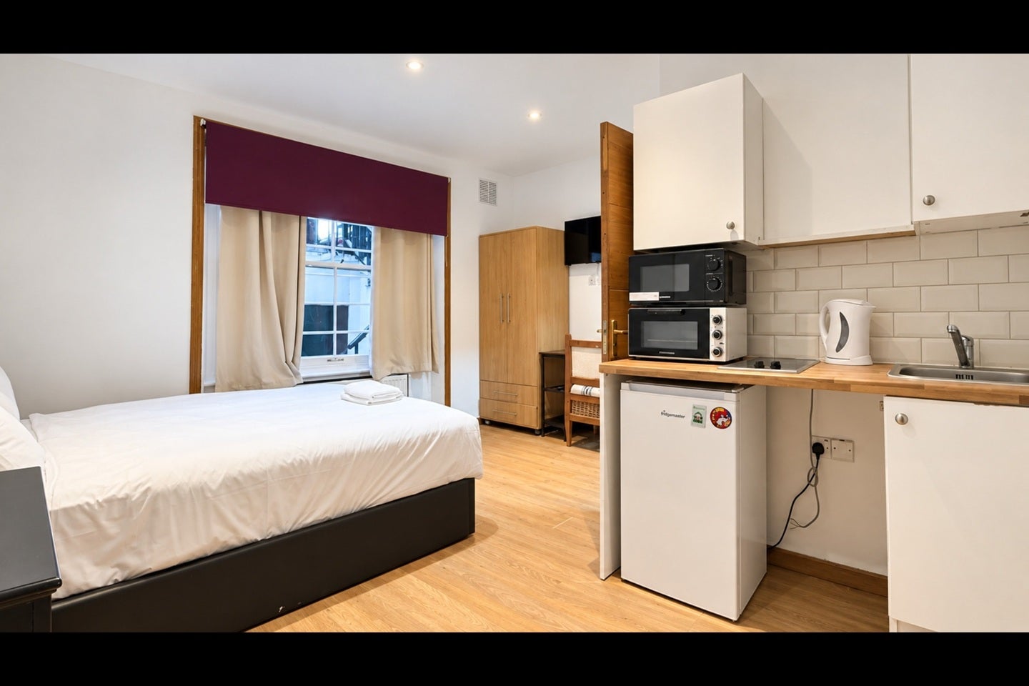 Flat Kempsford Gardens in Greater London