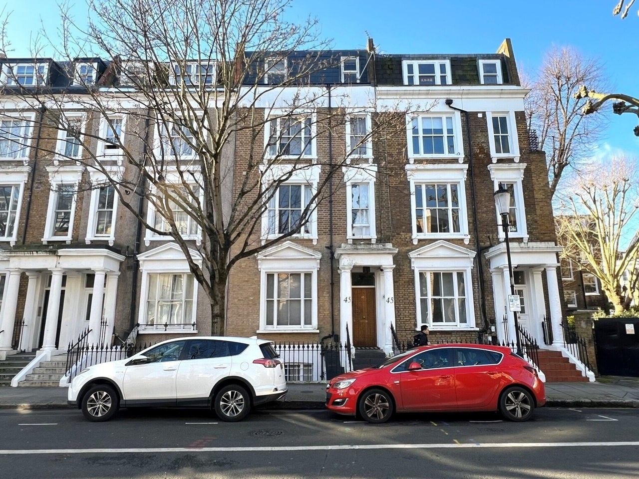 Flat Kempsford Gardens in Greater London