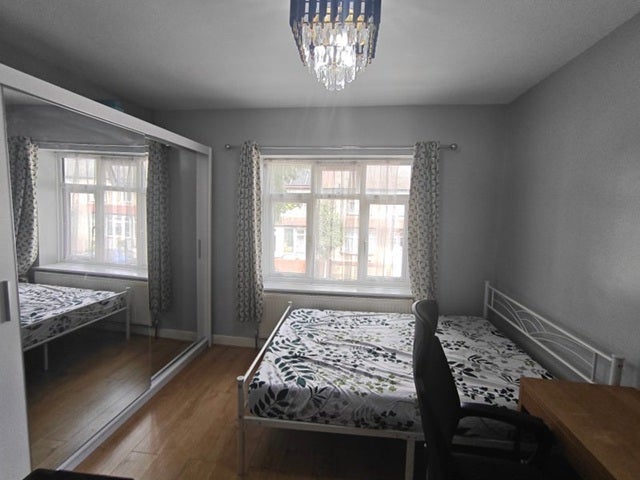 Room Lonsdale Avenue in Greater London