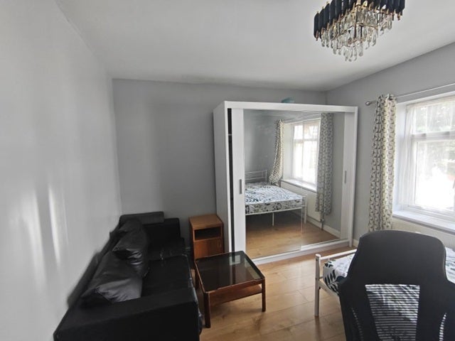 Room Lonsdale Avenue in Greater London