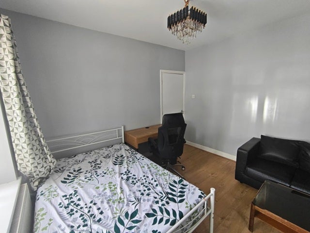 Room Lonsdale Avenue in Greater London