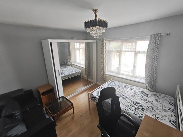 Room Lonsdale Avenue in Greater London