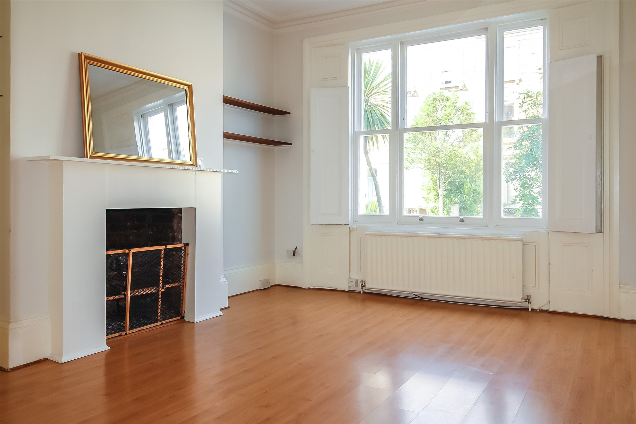 Flat Askew Crescent in Greater London