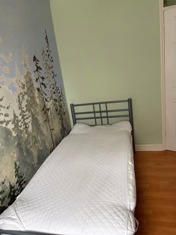 Room Aldrich Avenue in Coventry