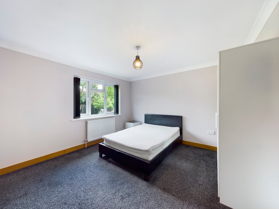 Room Guinions Road in High Wycombe Community Board