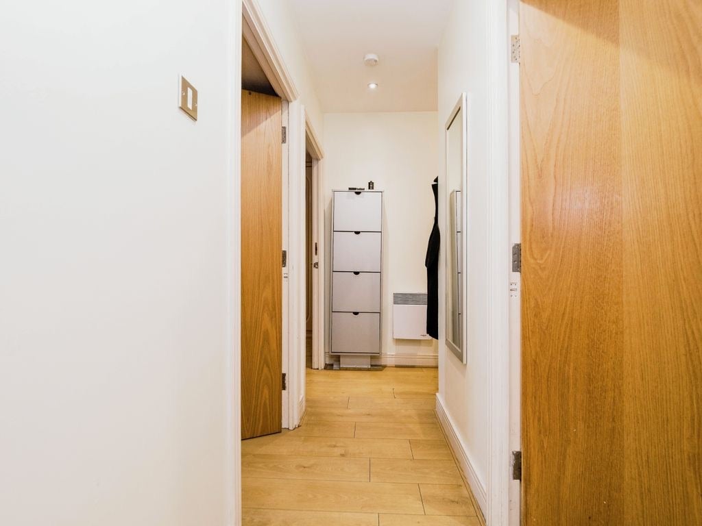 Flat Gerry Raffles Square in Greater London