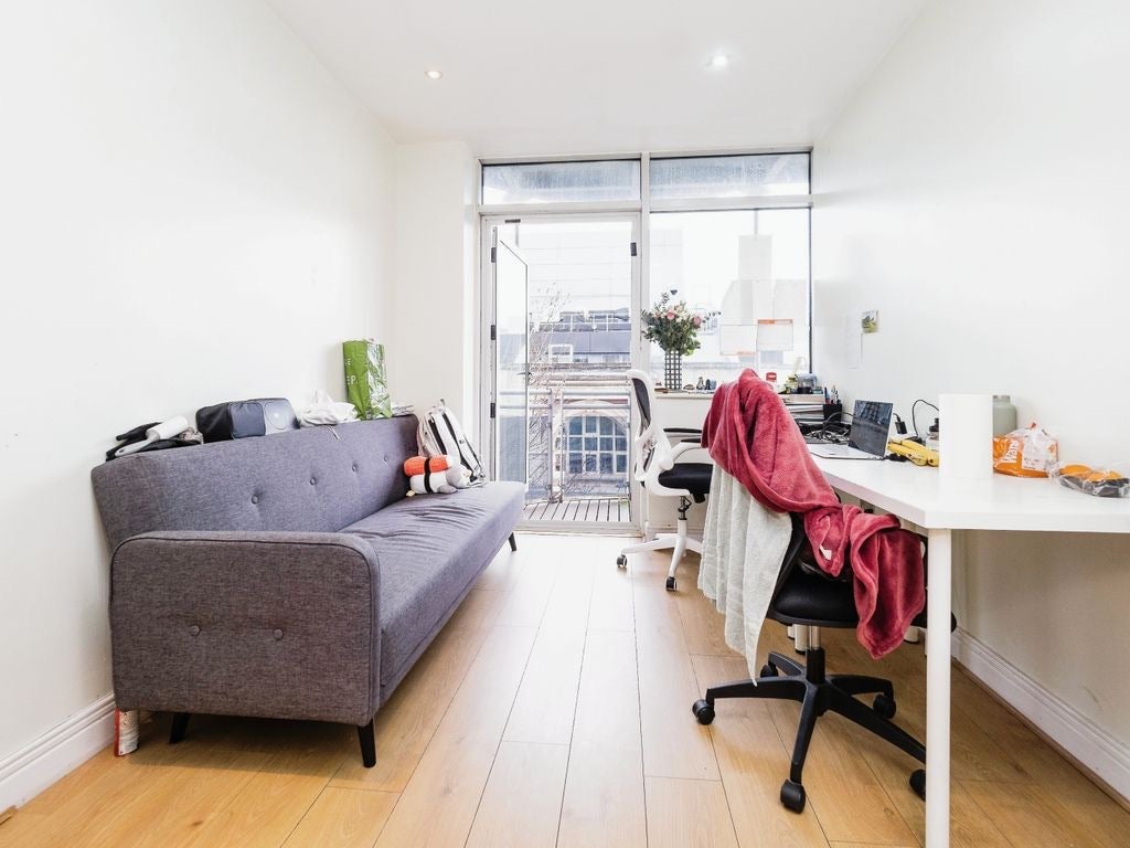 Flat Gerry Raffles Square in Greater London