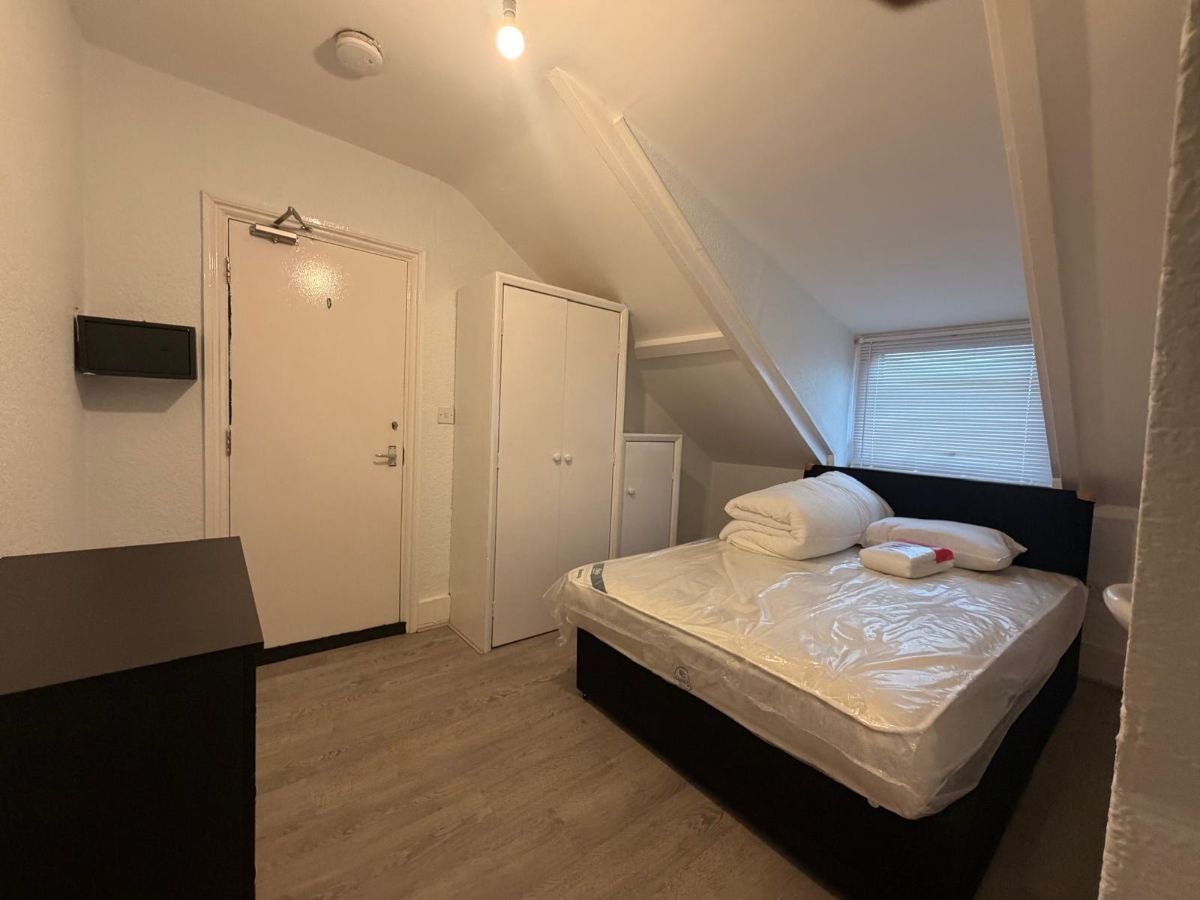 Room Eade Court in Gillingham