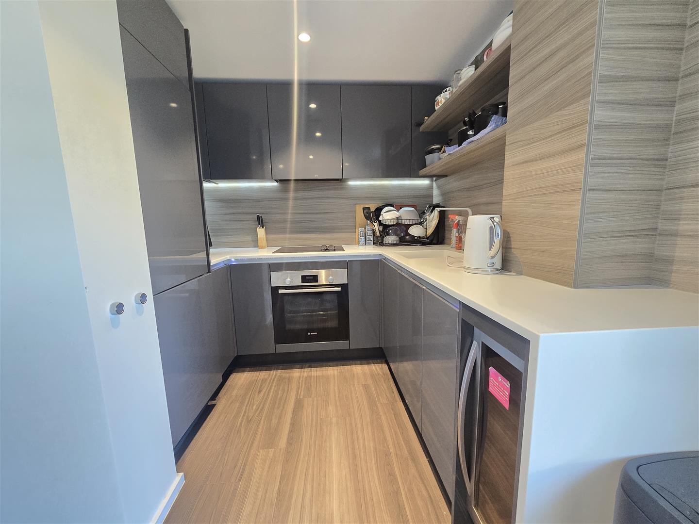 Flat Wandsworth High Street in Greater London