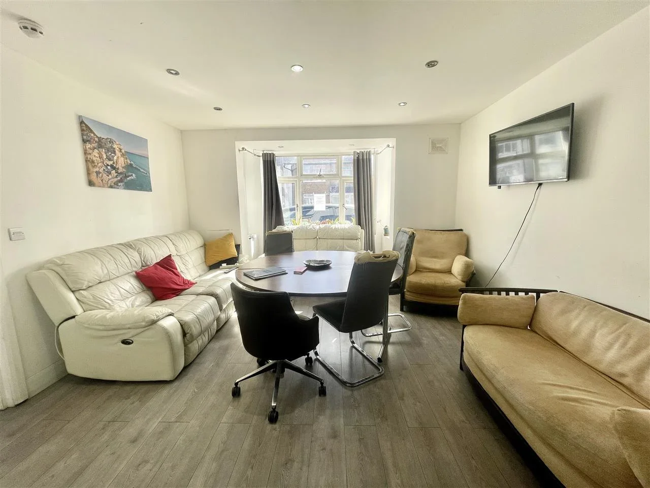 Room Blawith Road in Greater London