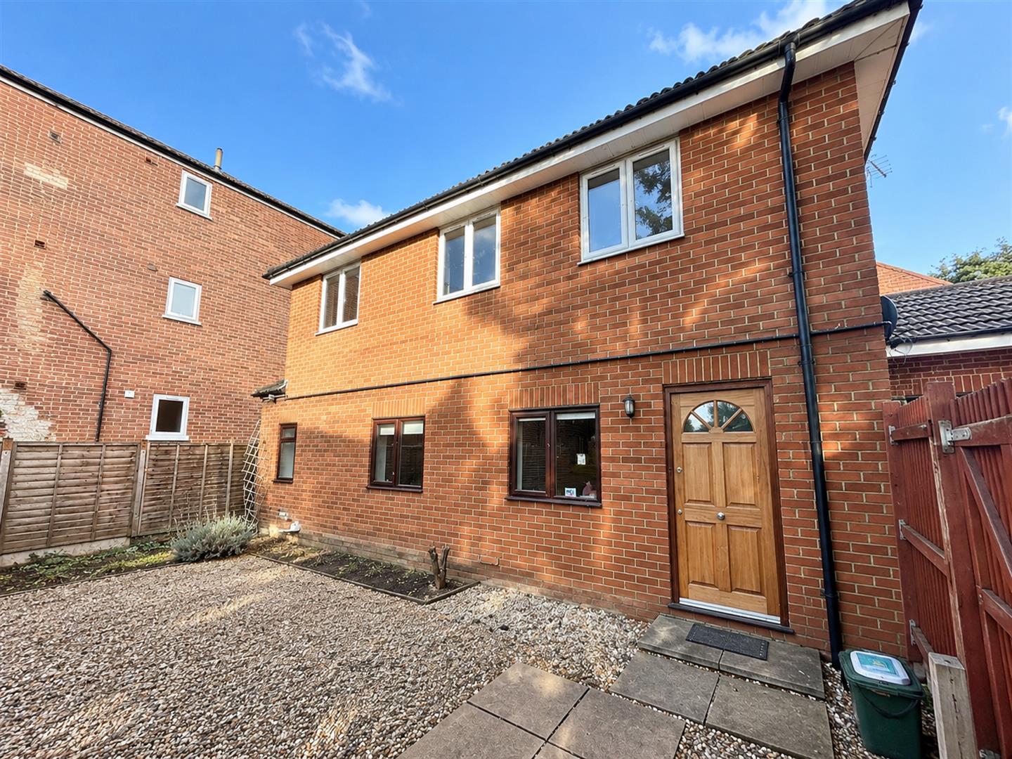 Flat Hersham Road in Elmbridge