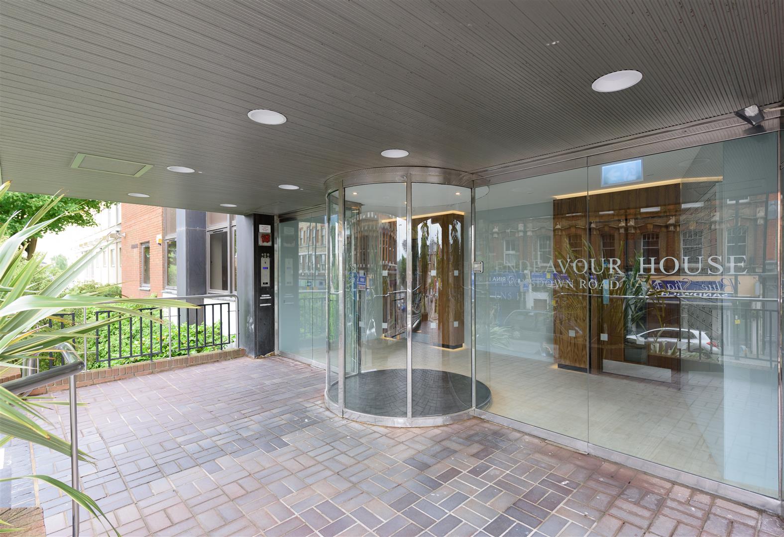 Flat Lyonsdown Road in Greater London